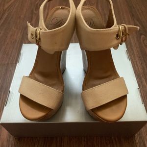 🔮🔮Tan wedges with chunky straps